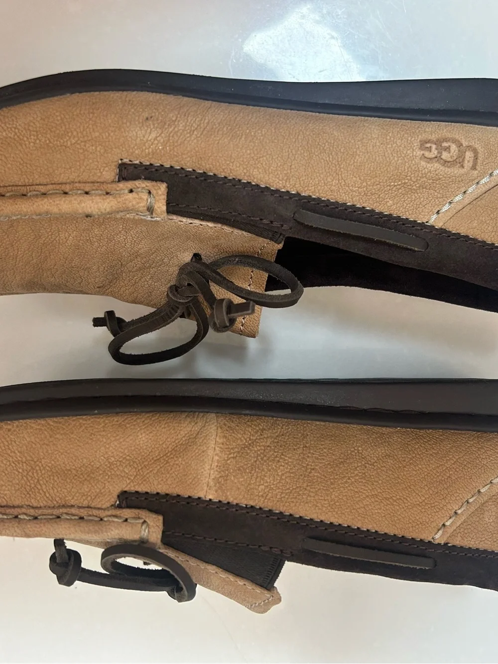 UGG KARSON TS TAN LEATHER DRIVING MOCS. NWOB MENS SiZE 7